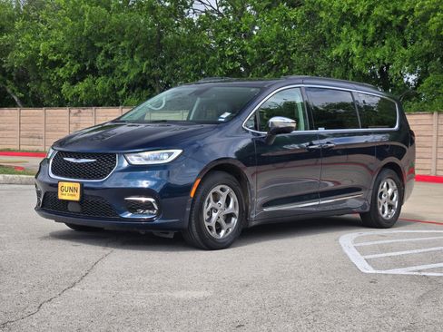 Used 2023 Chrysler Pacifica Limited FWD image 7