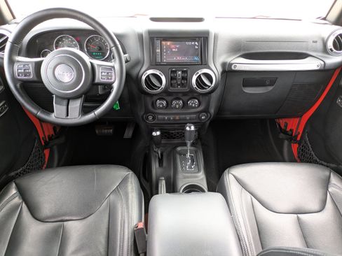 Used 2015 Jeep Wrangler Unlimited Sahara w/ Connectivity Group image 10