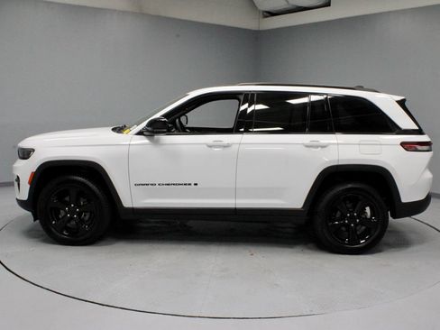Used 2023 Jeep Grand Cherokee Altitude AWD/4WD image 7