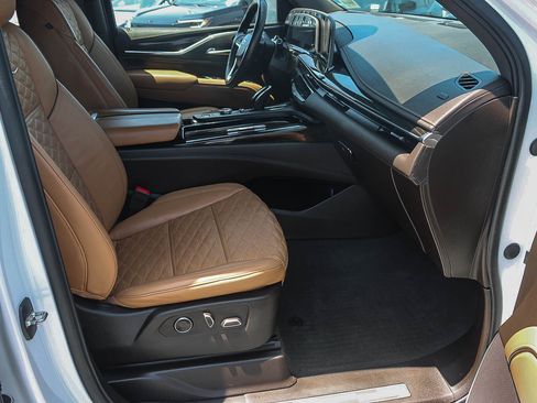 Used 2024 Cadillac Escalade ESV Sport w/ LPO, ONYX Package AWD/4WD image 17
