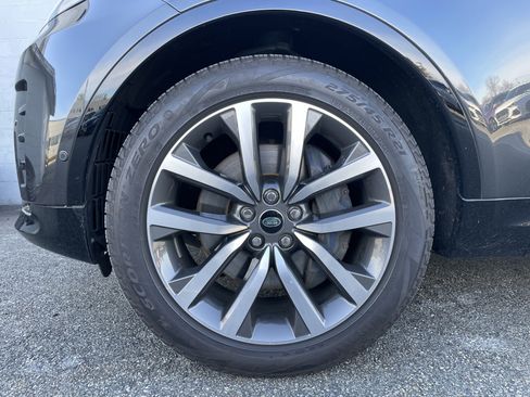 Used 2024 Land Rover Discovery Dynamic SE image 9