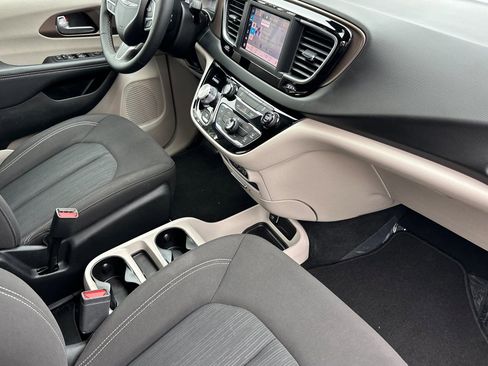 Used 2024 Chrysler Voyager LX image 20