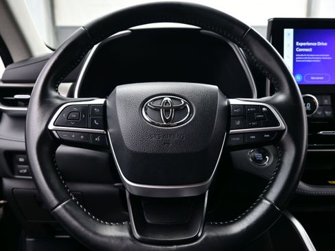 Used 2023 Toyota Highlander XLE AWD/4WD image 24