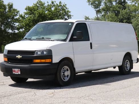 Used 2018 Chevrolet Express 3500 Extended w/ Driver Convenience Package RWD image 5