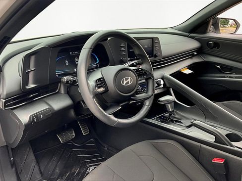 Certified 2025 Hyundai Elantra Sport image 14