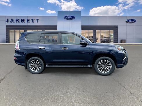 Used 2023 Lexus GX 460 Luxury w/ Accessory Package AWD/4WD image 8