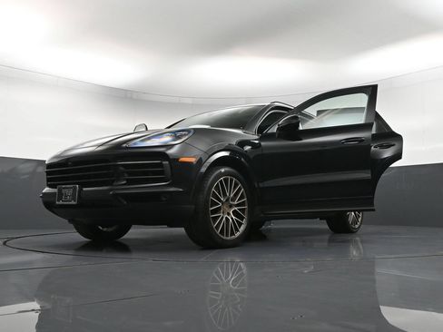 Certified 2023 Porsche Cayenne S Platinum AWD/4WD image 37