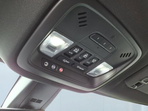 Used 2023 Chevrolet Traverse Premier image 22