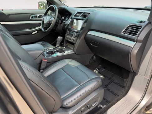Used 2017 Ford Explorer XLT w/ Equipment Group 202A AWD/4WD image 26