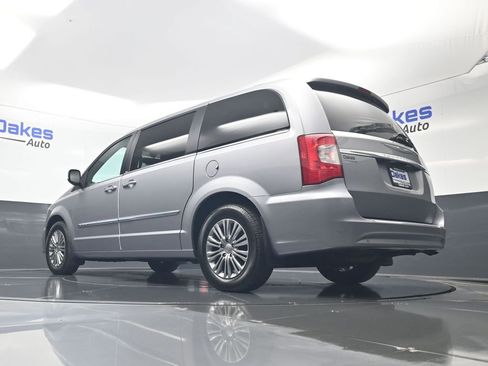 Used 2013 Chrysler Town & Country Touring-L w/ Driver Convenience Group FWD image 41