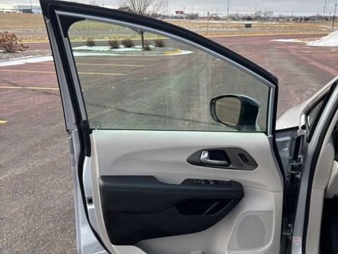 Used 2024 Chrysler Pacifica Touring-L FWD image 5