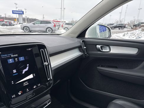 Used 2021 Volvo XC40 T5 Momentum w/ Premium Package image 28