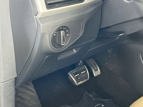 Used 2023 Volkswagen Atlas Cross Sport SEL R-Line AWD/4WD image 10