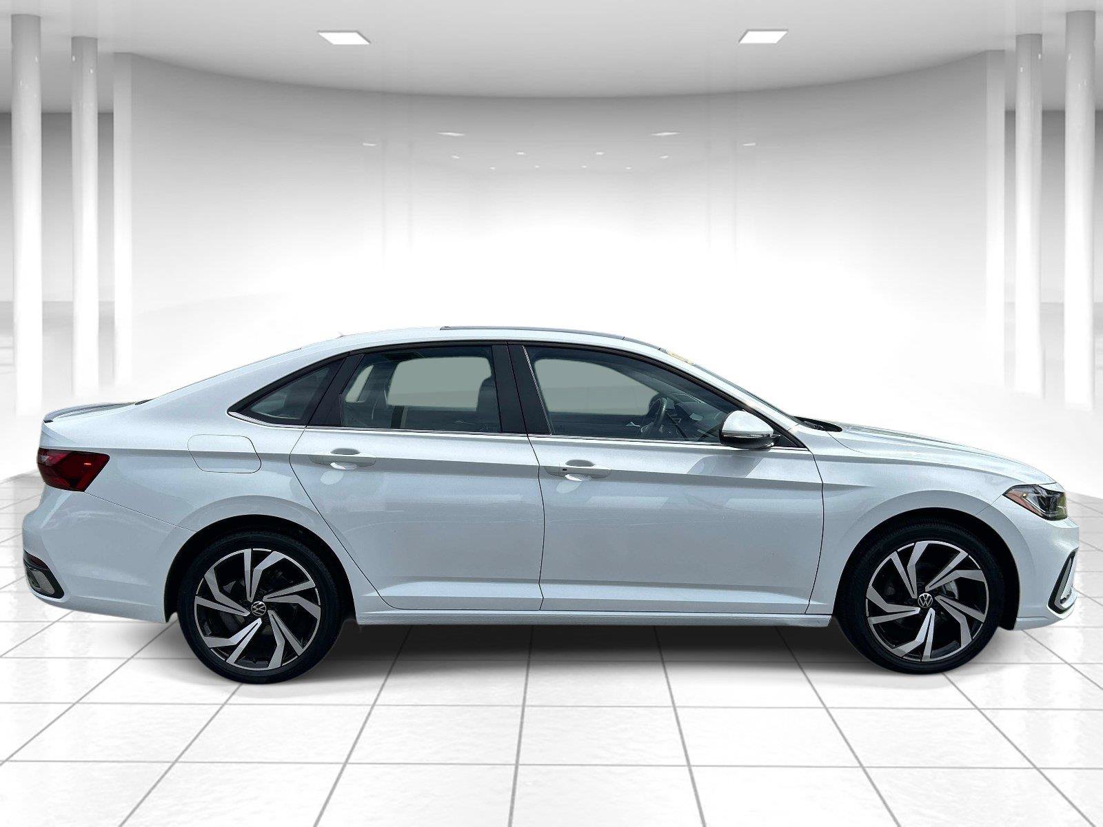 Used 2025 Volkswagen Jetta SEL FWD image 2