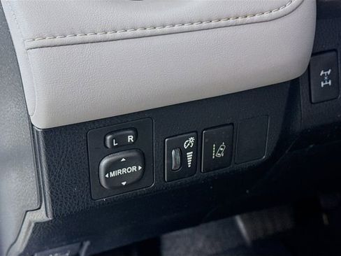 Used 2018 Toyota RAV4 Limited image 12