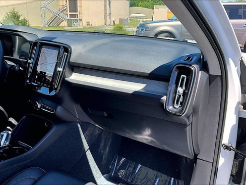 Used 2023 Volvo XC40 B4 Ultimate FWD image 28