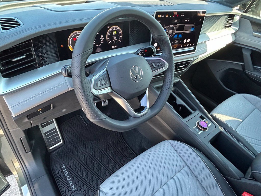New 2026 Volkswagen Tiguan SE R-Line FWD image 17