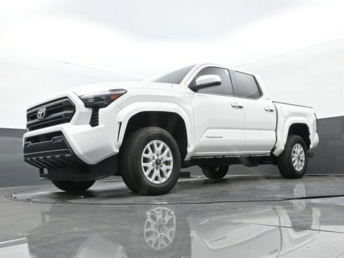 Used 2025 Toyota Tacoma SR5 AWD/4WD image 25