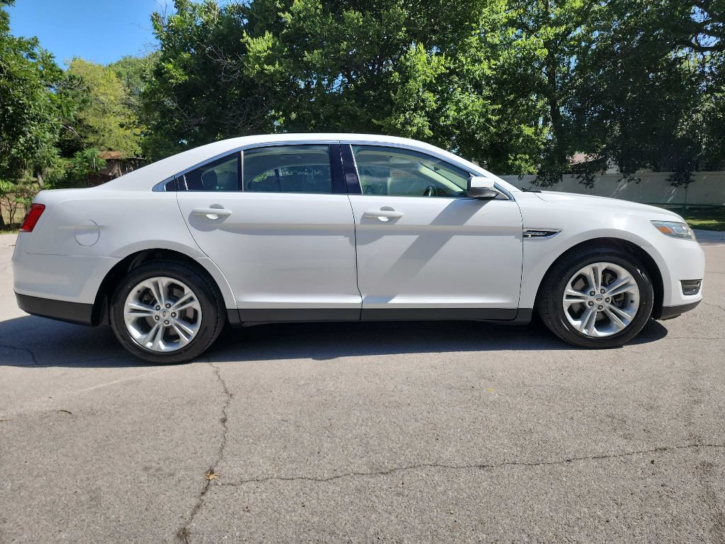 Used 2015 Ford Taurus SEL FWD image 11