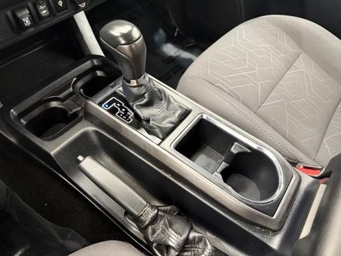 Used 2019 Toyota Tacoma TRD Off-Road AWD/4WD image 38