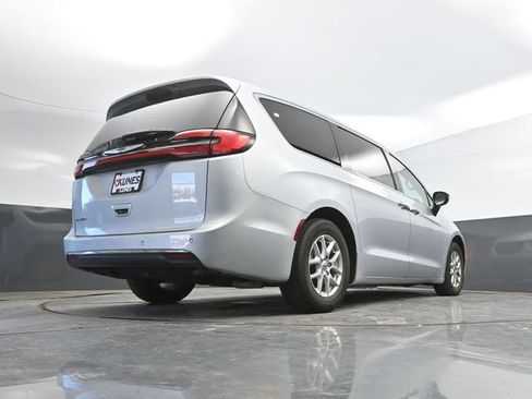 Used 2024 Chrysler Pacifica Touring-L FWD image 45
