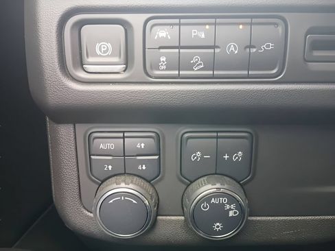 Used 2021 Chevrolet Suburban Z71 w/ Luxury Package AWD/4WD image 13