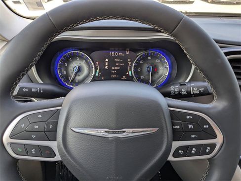 Used 2022 Chrysler Pacifica Touring-L image 35