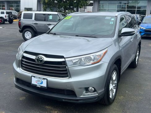 Used 2015 Toyota Highlander Limited w/ Driver Technology Package AWD/4WD image 4