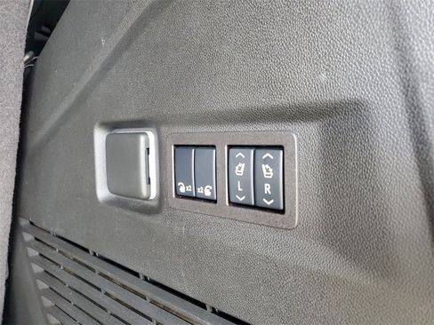 Used 2024 GMC Yukon Denali w/ Advanced Technology Package image 11