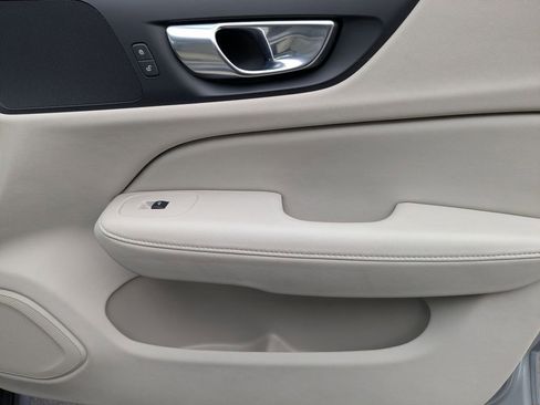 Used 2025 Volvo V60 B5 Cross Country Plus image 31