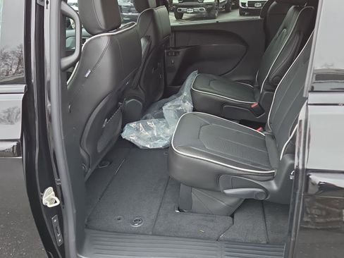 New 2026 Chrysler Pacifica Limited w/ S Appearance Package image 12