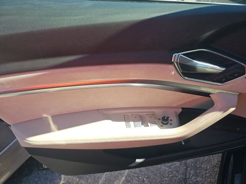 Used 2019 Audi e-tron Prestige w/ Prestige Package image 10