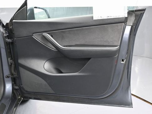 Used 2022 Tesla Model Y Long Range image 42