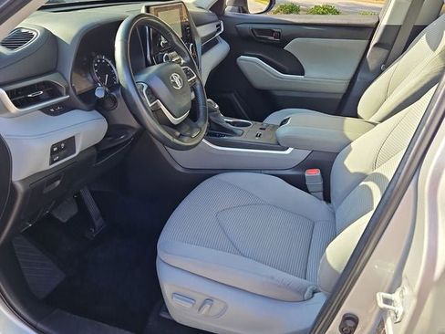 Used 2023 Toyota Highlander LE image 18