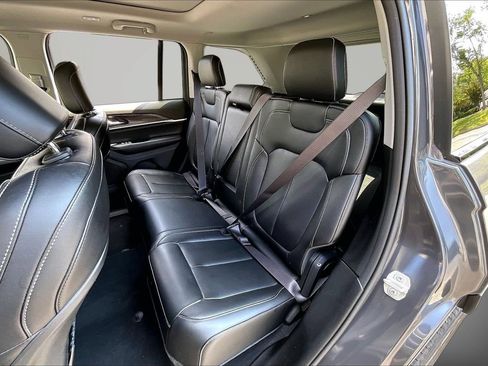 Used 2023 Jeep Grand Cherokee Limited w/ Black Appearance Package AWD/4WD image 23