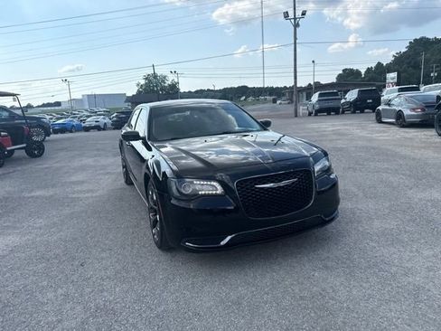 Used 2018 Chrysler 300 Touring w/ Sport Appearance Package RWD image 10