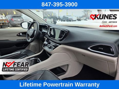 Used 2023 Chrysler Pacifica Limited image 36