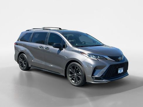 Used 2022 Toyota Sienna XSE w/ XSE Plus Package FWD image 9
