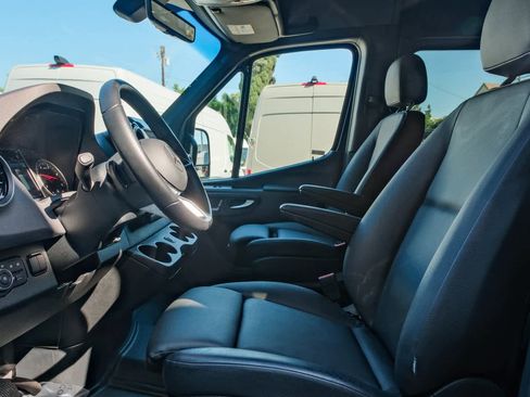 Used 2025 Mercedes-Benz Sprinter 2500 image 22