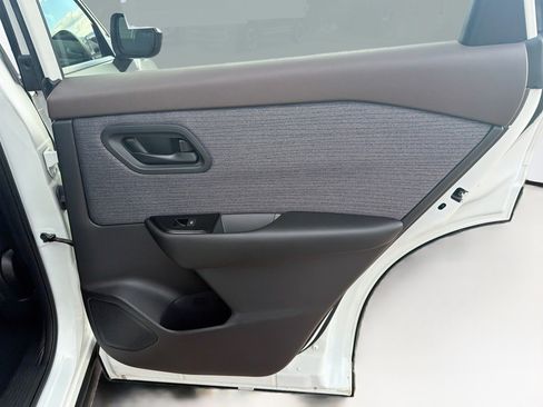 Used 2023 Nissan Rogue S AWD/4WD image 31