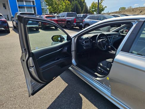 Used 2018 Toyota Camry SE w/ Moonroof Package FWD image 21