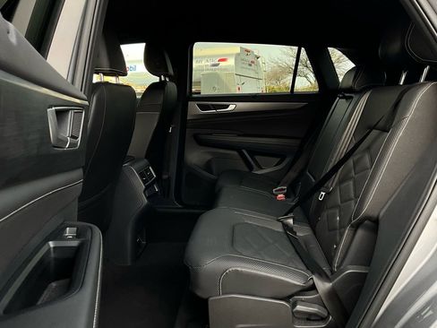 Used 2025 Volkswagen Atlas Cross Sport SE image 12