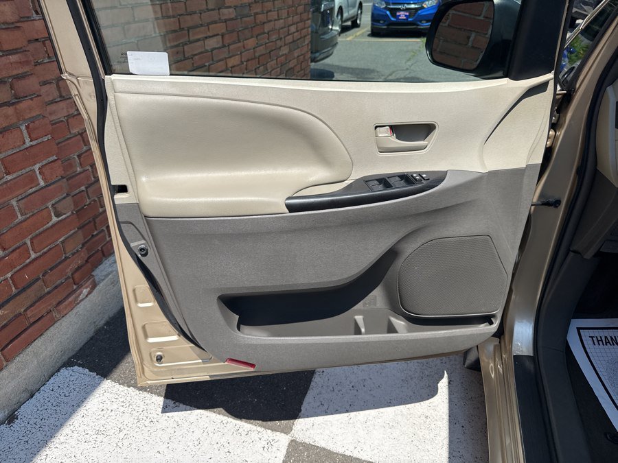 Used 2013 Toyota Sienna LE FWD image 34