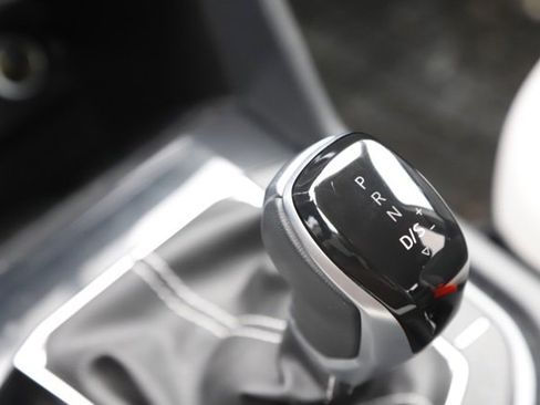 Used 2025 Volkswagen Taos SE w/ Black Wheel Package image 26