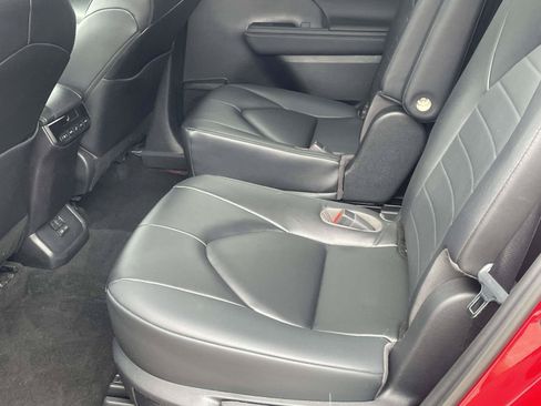 Used 2023 Toyota Highlander XLE FWD image 10