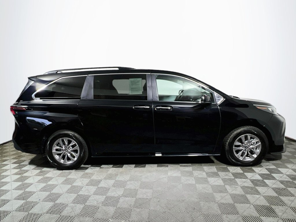 Certified 2026 Toyota Sienna XLE FWD image 8