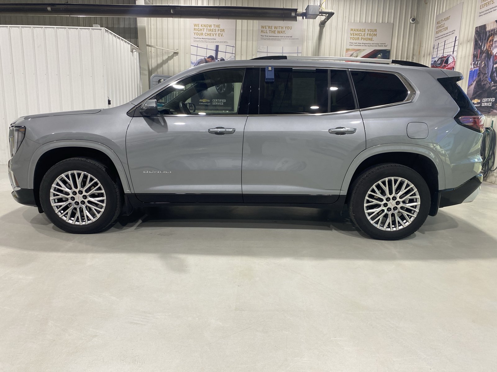 Used 2025 GMC Acadia Denali w/ LPO, Floor Liner Package AWD/4WD image 4