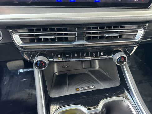 Used 2025 Chevrolet Traverse LT FWD image 21
