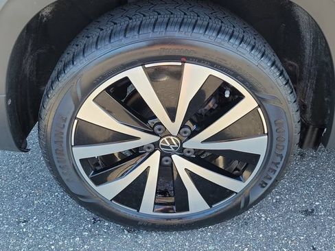 Certified 2023 Volkswagen Taos SE FWD image 5