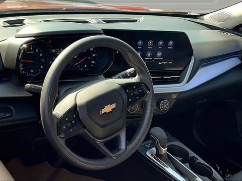 Used 2024 Chevrolet Trax LS w/ LS Convenience Package FWD image 16